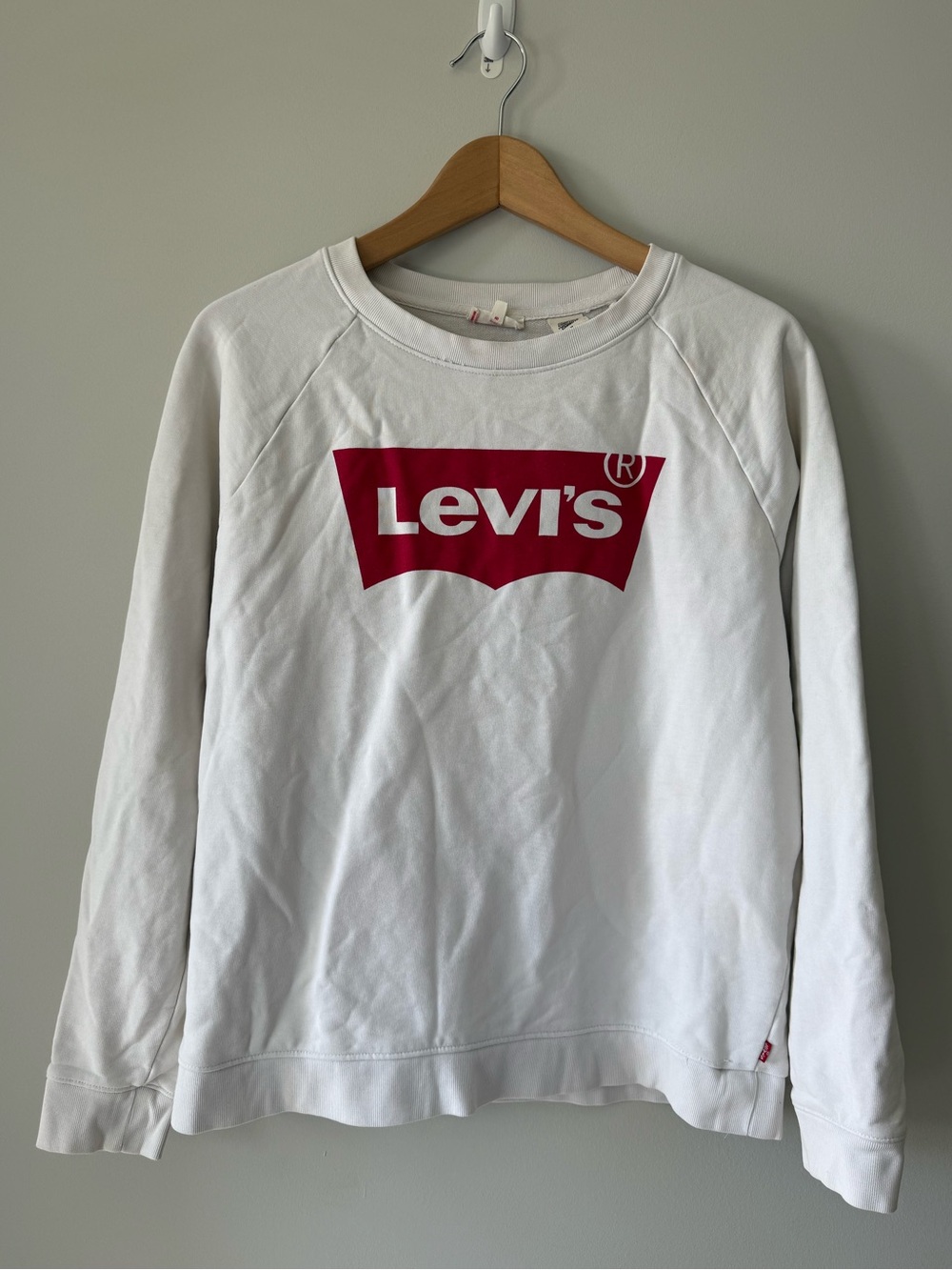 (M) Levi's White Crewneck Sweatshirt with Red Logo Batwing